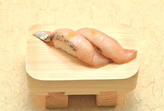 青魚と白身魚のよさを兼備し、驚くほどの旨みがあるサワラの握り鮨 提供：築地玉寿司