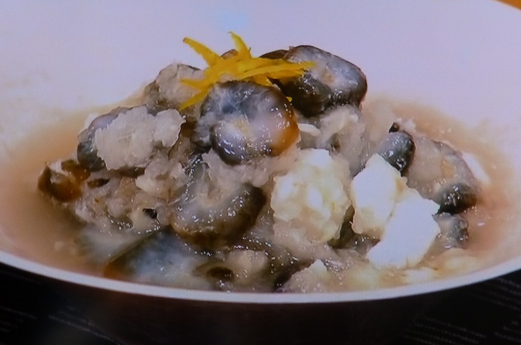 ナマコの産地として知られる石川県七尾市に伝わる漁師料理「なまこのがんぞ（がんざい）」。ナマコを酢みそと大根おろし、焼いた白身魚とあえて食べる昔ながらの料理だ。